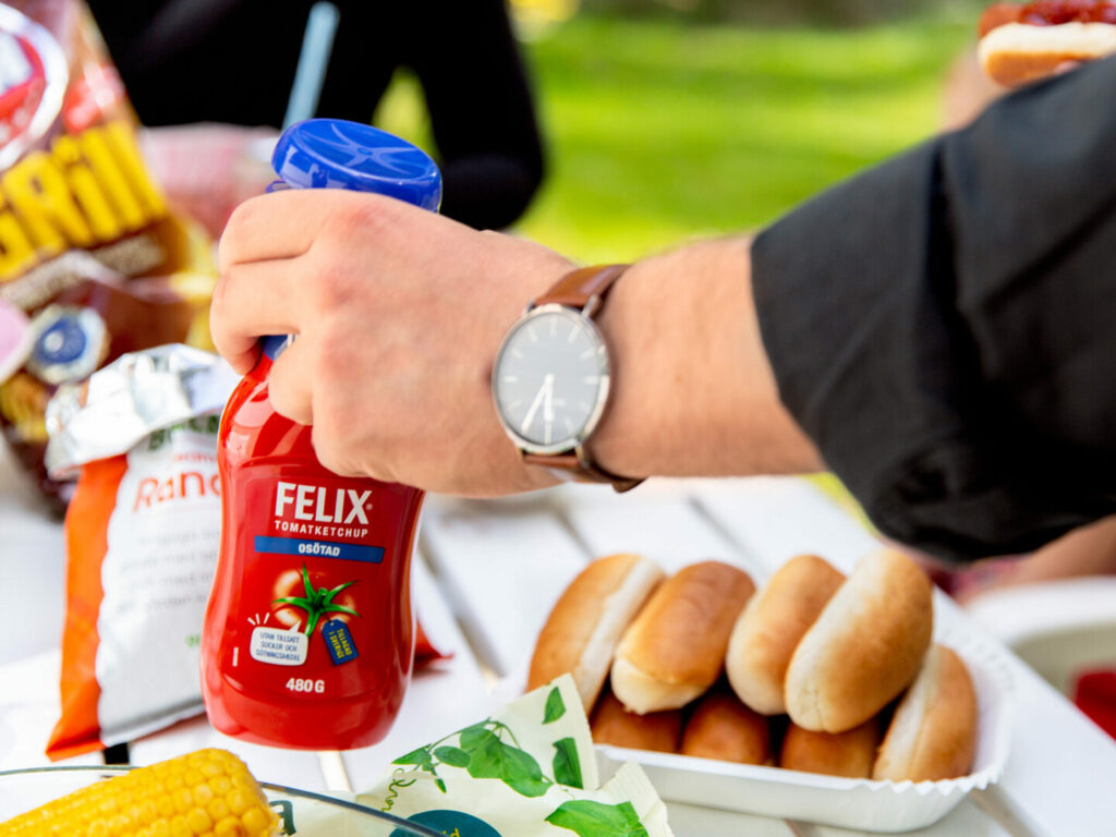 Felix osötad ketchup används vid korvgrillning.